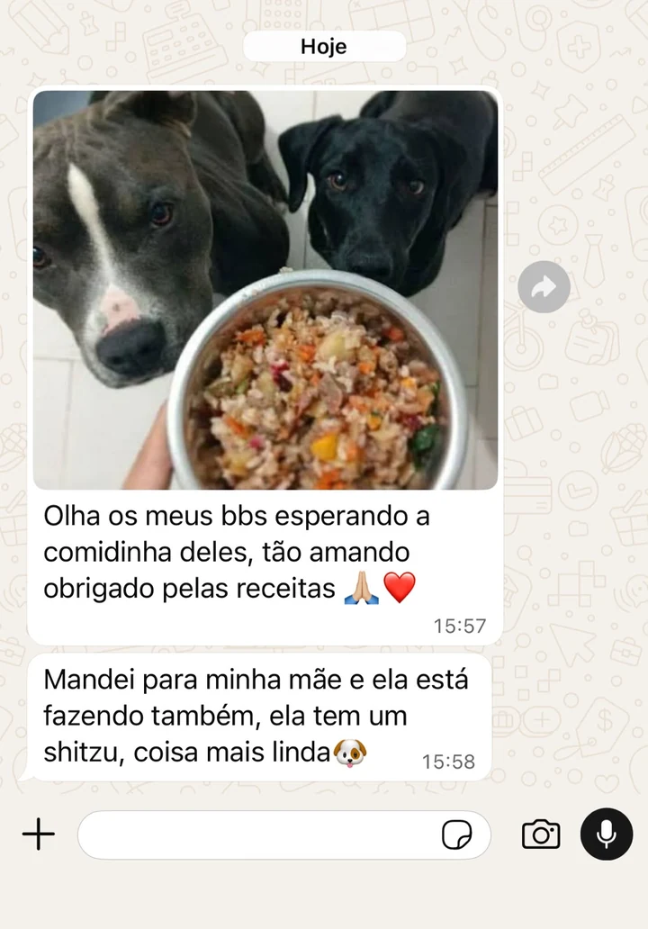 Cliente mostra dois cães esperando a comida natural