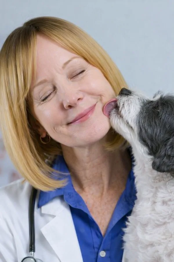 Fátima Souza recebendo carinho do seu cachorro