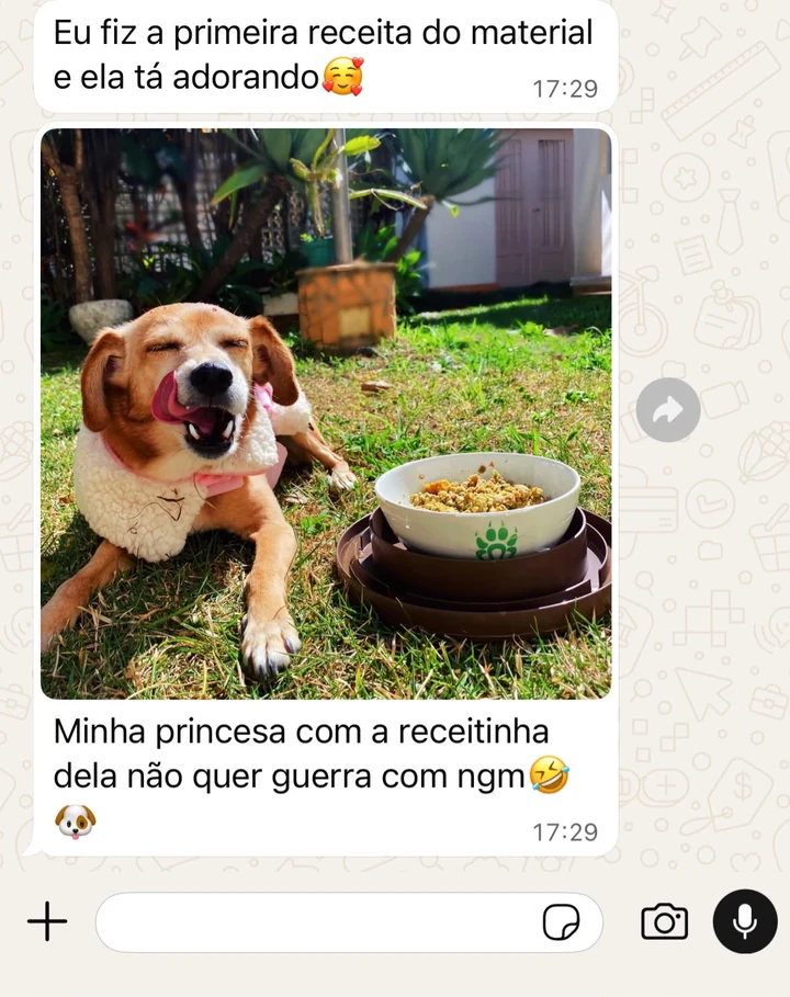 Cliente mostra sua cachorrinha feliz ao lado da receita natural